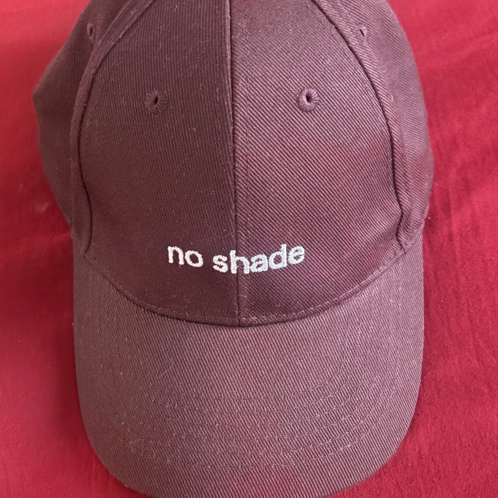 'no shade' Embroidered Baseball Cap - Maroon